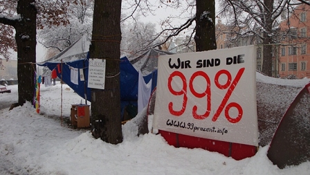 Das ehemalige Occupy Camp in Innsbruck. Zelte und ein Transparant mit der Aufschrift: Wir sind die 99% 